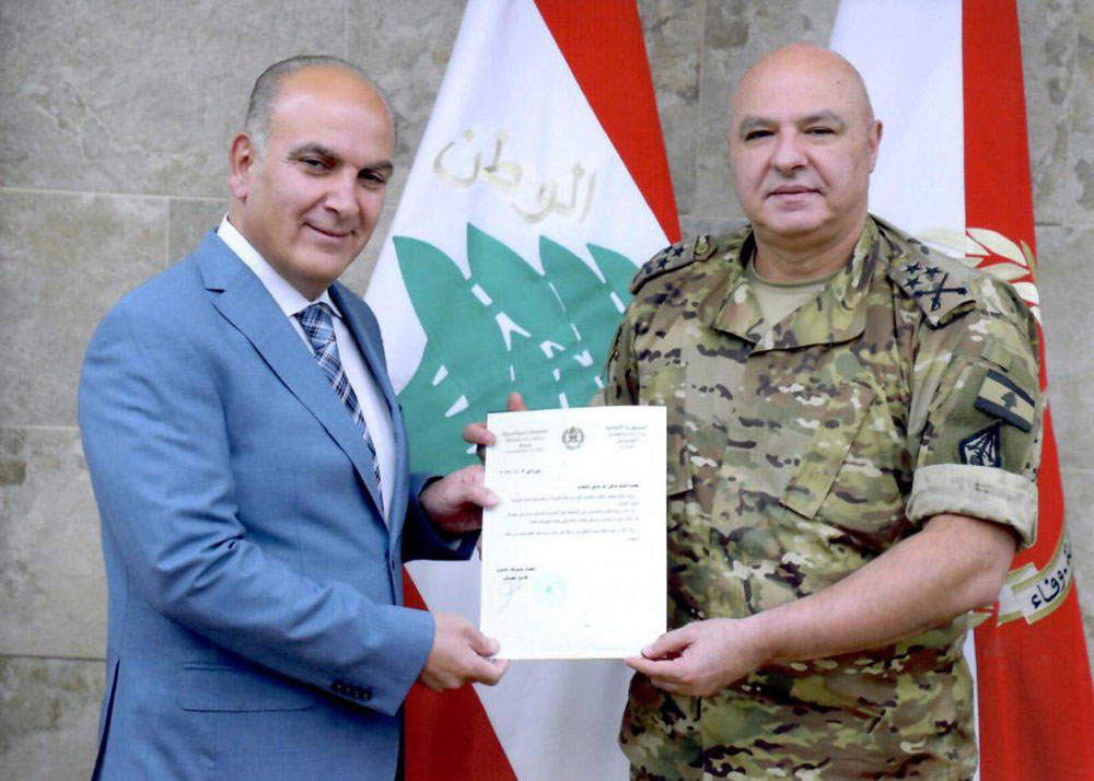 قائد الجيش جوزيف عون يكرم رجل الأعمال مرعي أبو مرعي قائد الجيش جوزيف عون يكرم رجل الأعمال مرعي أبو مرعي