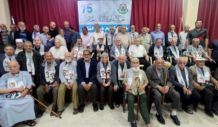 تكريم مسنين في عين الحلوة في ذكرى النكبة تكريم مسنين في عين الحلوة في ذكرى النكبة