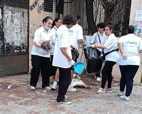 طلاب الانجيلية ومتطوعو جمعية blue mission ينفذون حملة تنظيف لأحياء في صيدا طلاب الانجيلية ومتطوعو جمعية blue mission ينفذون حملة تنظيف لأحياء في صيدا