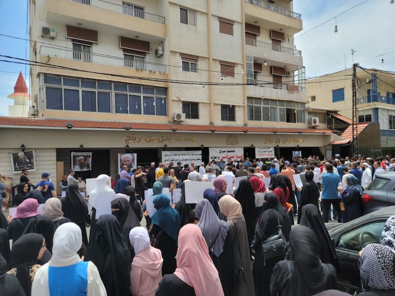 اعتصام لأهالي معتقلي ملف أحداث عبرا أمام مسجد بلال بن رباح اعتصام لأهالي معتقلي ملف أحداث عبرا أمام مسجد بلال بن رباح
