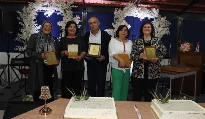 "متوسطة الشهيد معروف سعد" كرمت ثلة من معلميها لبلوغهم سن التقاعد "متوسطة الشهيد معروف سعد" كرمت ثلة من معلميها لبلوغهم سن التقاعد