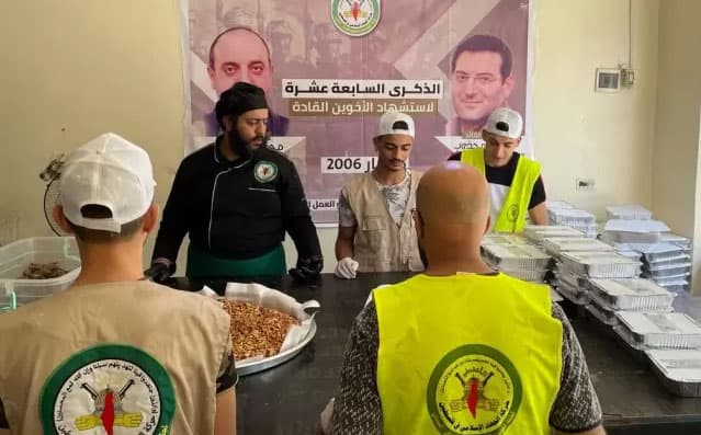 "لجنة المؤسسات" توزع 500 وجبة طعام على مخيمات صيدا "لجنة المؤسسات" توزع 500 وجبة طعام على مخيمات صيدا