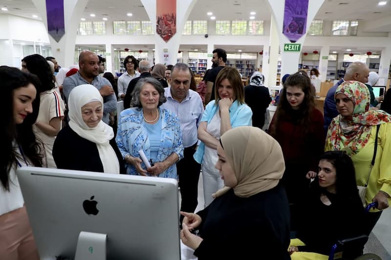 بهية الحريري جالت في معرض مشاريع طلاب "التصميم الغرافيكي" في جامعة رفيق الحريري - المشرف بهية الحريري جالت في معرض مشاريع طلاب "التصميم الغرافيكي" في جامعة رفيق الحريري - المشرف