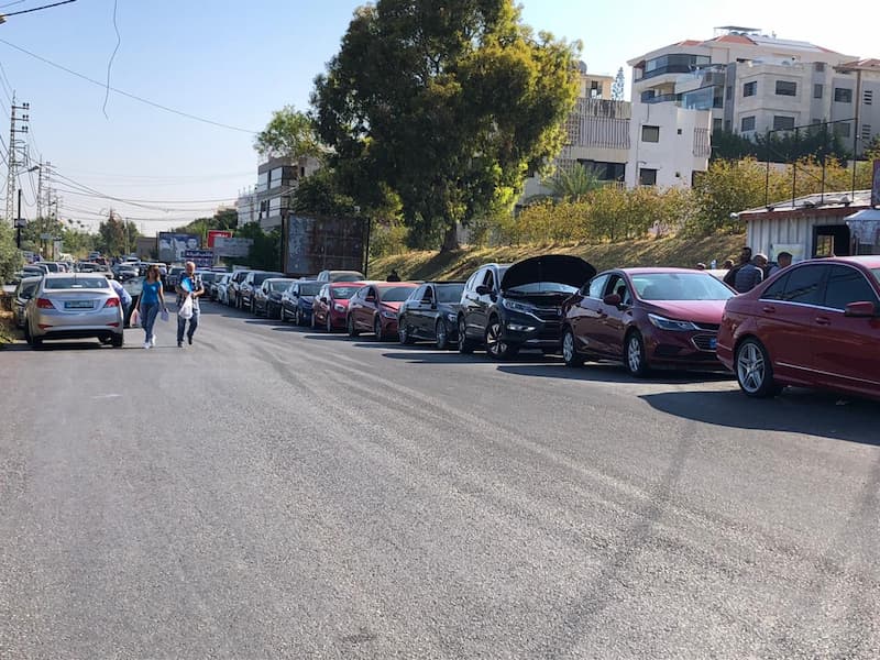 طوابير السيارات لفت مداخل باحة النافعة في صيدا منذ الصباح الباكر طوابير السيارات لفت مداخل باحة النافعة في صيدا منذ الصباح الباكر