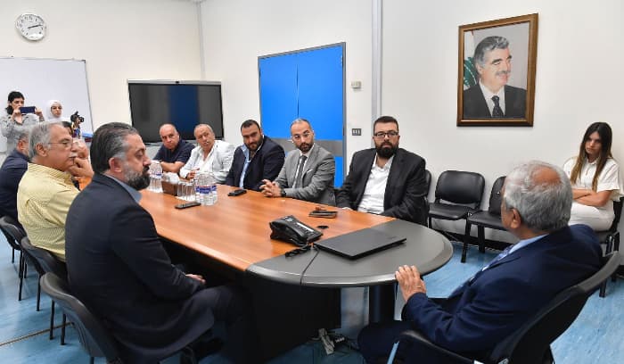 أحمد الحريري تفقد "مستشفى رفيق الحريري" برفقة مخاتير بيروت أحمد الحريري تفقد "مستشفى رفيق الحريري" برفقة مخاتير بيروت
