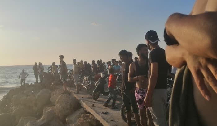 إنقاذ سوريين من الغرق على شاطئ العاقبية جنوب صيدا والبحث جار عن ثالث إنقاذ سوريين من الغرق على شاطئ العاقبية جنوب صيدا والبحث جار عن ثالث