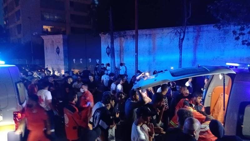 احتفال طلاب بنهاية العام الدراسي في صيدا كاد ينتهي بمأساة.. انفجار مفرقعة نارية يوقع جرحى! احتفال طلاب بنهاية العام الدراسي في صيدا كاد ينتهي بمأساة.. انفجار مفرقعة نارية يوقع جرحى!