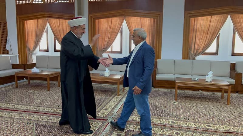 أسامة سعد أدى صلاة عيد الأضحى في الجامع العمري.. وزار أضرحة الشهداء.. ودار الفتوى أسامة سعد أدى صلاة عيد الأضحى في الجامع العمري.. وزار أضرحة الشهداء.. ودار الفتوى