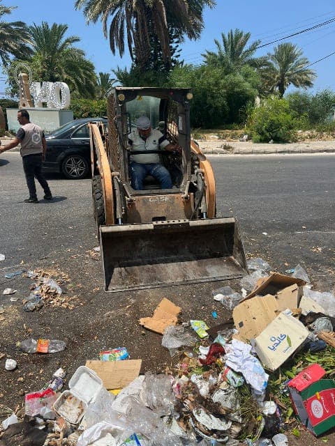بتوجيهات السعودي.. بلدية صيدا تباشر رفع النفايات وسط استغراب تقاعس بلديات الجوار عن تقديم خدماتها للمقيمين من أبناء صيدا بتوجيهات السعودي.. بلدية صيدا تباشر رفع النفايات وسط استغراب تقاعس بلديات الجوار عن تقديم خدماتها للمقيمين من أبناء صيدا