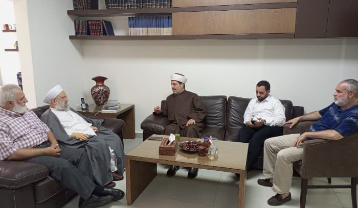 شعبان زار حمود في مكتبه في صيدا شعبان زار حمود في مكتبه في صيدا