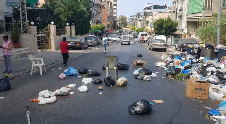 عدد من سكان بلدة الهلالية قطعوا الطريق الرئيسي احتجاجا على عدم رفع النفايات من شوارع واحياء البلدة عدد من سكان بلدة الهلالية قطعوا الطريق الرئيسي احتجاجا على عدم رفع النفايات من شوارع واحياء البلدة
