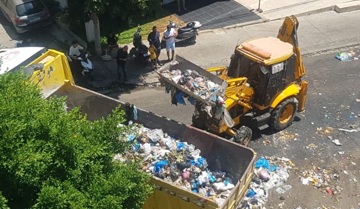 مبادرة من "حزب الله" لازالة النفايات في الهلالية مبادرة من "حزب الله" لازالة النفايات في الهلالية