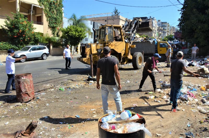 مؤسسة أبو مرعي الخيرية تترجم مبادرتها برفع النفايات من الهلالية على نفقتها الخاصة مؤسسة أبو مرعي الخيرية تترجم مبادرتها برفع النفايات من الهلالية على نفقتها الخاصة