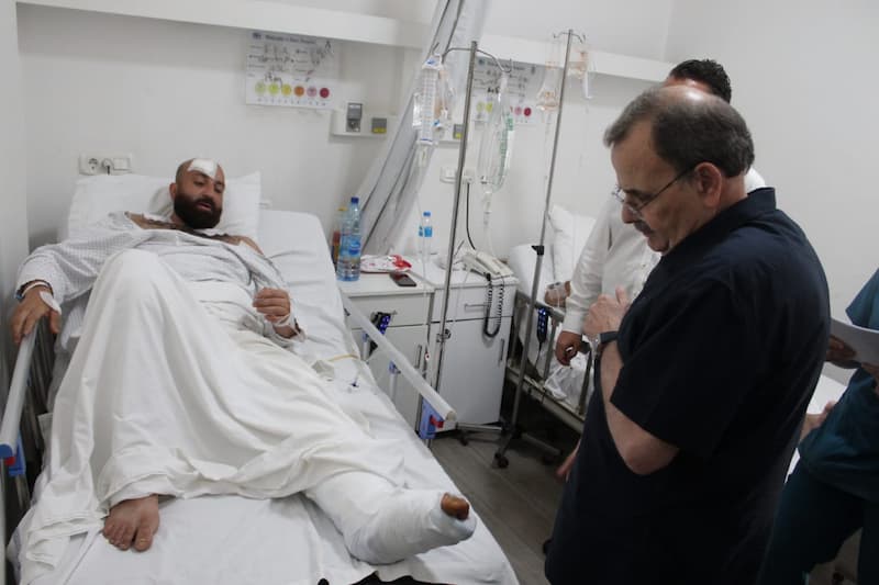 البزري يتفقد الجرحى والمصابين في مستشفى الراعي البزري يتفقد الجرحى والمصابين في مستشفى الراعي