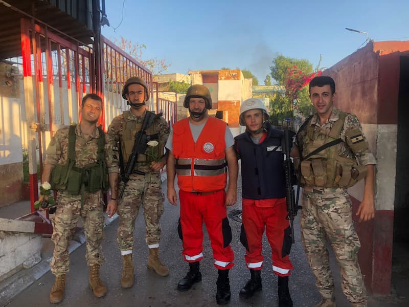 فوج الإنقاذ الشعبي يهنىء عناصر الجيش في عيدهم، ويقدم الورود لهم فوج الإنقاذ الشعبي يهنىء عناصر الجيش في عيدهم، ويقدم الورود لهم