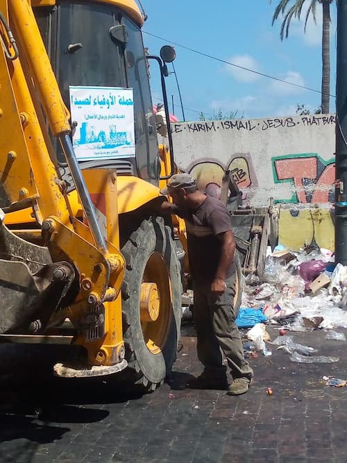 حملة "الأوفياء لإغاثة صيدا" باشرت عملها برفع النفايات المتراكمة من أحياء وشوارع صيدا حملة "الأوفياء لإغاثة صيدا" باشرت عملها برفع النفايات المتراكمة من أحياء وشوارع صيدا