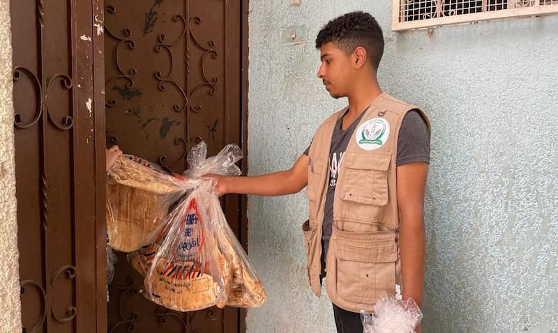 حسنات الخيرية للتنمية البشرية وزعت الخبز في مخيم عين الحلوة حسنات الخيرية للتنمية البشرية وزعت الخبز في مخيم عين الحلوة