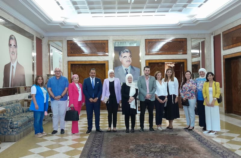 بهية الحريري تلتقي الهيئة الإدارية الجديدة لـ "لجنة الأهل في ثانوية رفيق الحريري" بهية الحريري تلتقي الهيئة الإدارية الجديدة لـ "لجنة الأهل في ثانوية رفيق الحريري"