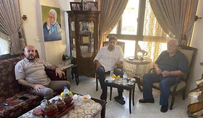اجتماع في منزل أبو العردات لمتابعة آليات تسليم المطلوبين: تشديد على متابعة الاشراف على تشكيل القوة المشتركة وإخلاء المدارس من المسلحين اجتماع في منزل أبو العردات لمتابعة آليات تسليم المطلوبين: تشديد على متابعة الاشراف على تشكيل القوة المشتركة وإخلاء المدارس من المسلحين