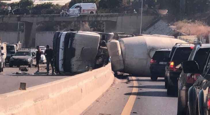 جريح نتيجة انقلاب جبالة باطون على اوتوستراد الرميلة باتجاه صيدا جريح نتيجة انقلاب جبالة باطون على اوتوستراد الرميلة باتجاه صيدا