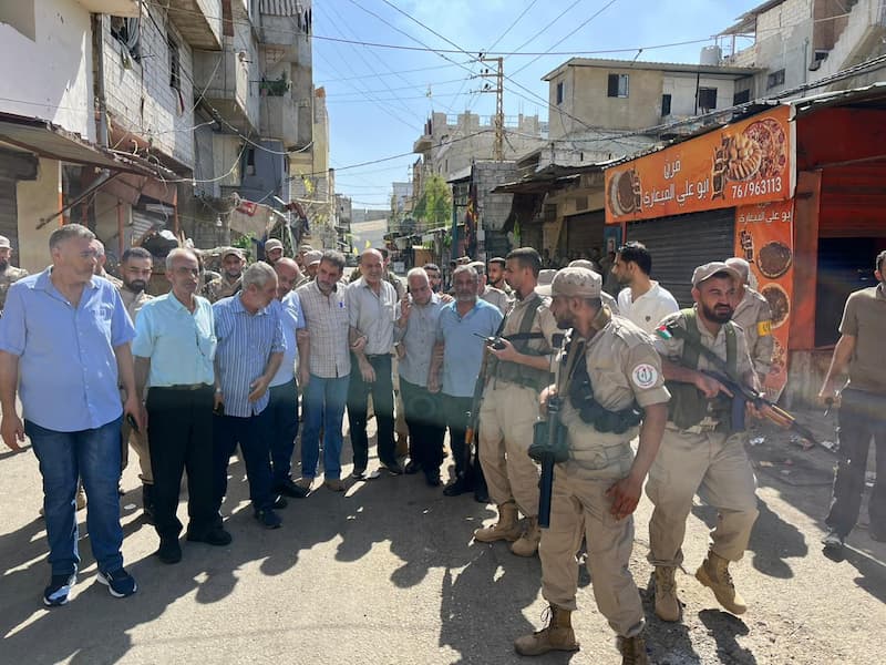 القوة الأمنية الفلسطينية المشتركة بدأت بالانتشار عند مداخل مدارس الأونروا بمخيم عين الحلوة القوة الأمنية الفلسطينية المشتركة بدأت بالانتشار عند مداخل مدارس الأونروا بمخيم عين الحلوة
