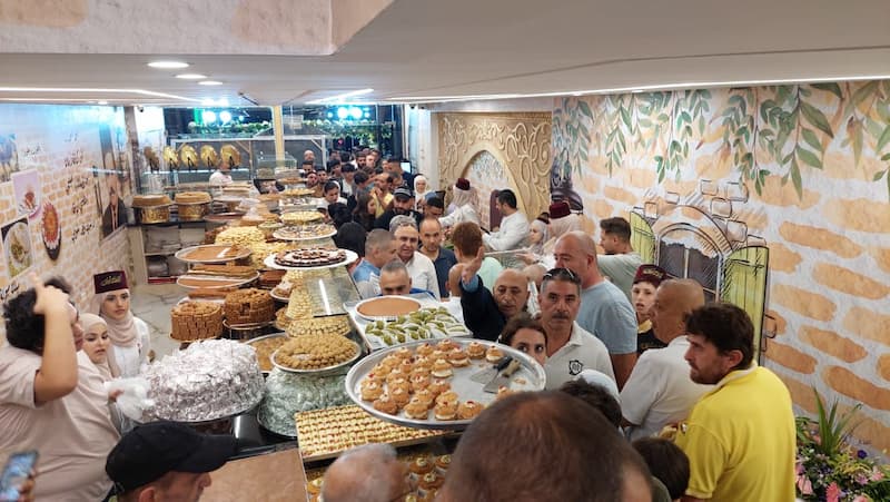 كنافة زمان لصاحبها السيد محي الدين الديماسي تفتتح فرعها الثالث في صيدا كنافة زمان لصاحبها السيد محي الدين الديماسي تفتتح فرعها الثالث في صيدا