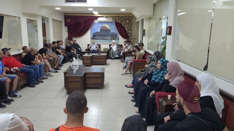 الشيخ ماهر حمود يستقبل وفدا موسعا من أهالي مخيم عين الحلوة الشيخ ماهر حمود يستقبل وفدا موسعا من أهالي مخيم عين الحلوة
