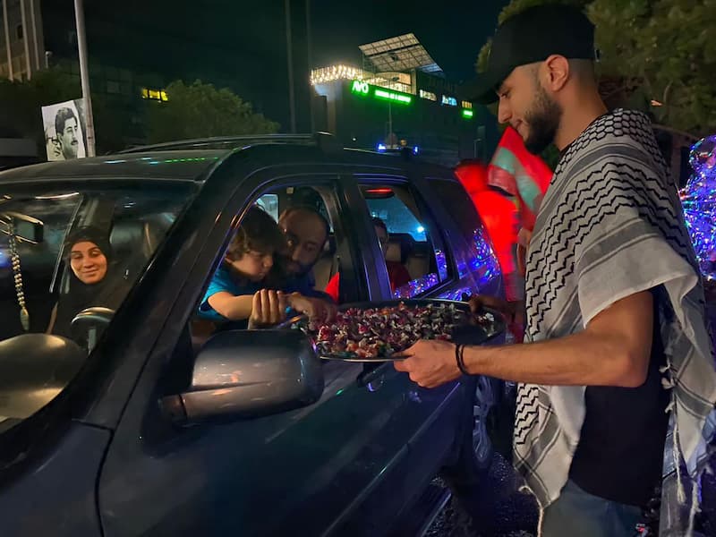 شباب التنظيم الشعبي الناصري يوزعون الحلوى احتفالاً بعملية "طوفان الأقصى" شباب التنظيم الشعبي الناصري يوزعون الحلوى احتفالاً بعملية "طوفان الأقصى"