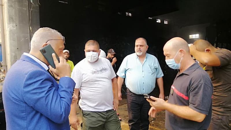 بديع تفقد مكان الحريق خلف معمل معالجة النفايات في صيدا وطلب مؤازرة طوافة إطفاء الحرائق للجيش اللبناني بديع تفقد مكان الحريق خلف معمل معالجة النفايات في صيدا وطلب مؤازرة طوافة إطفاء الحرائق للجيش اللبناني