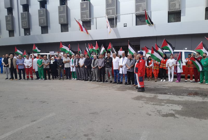 وقفة في مستشفى الهمشري بصيدا تضامنا مع الشعب الفلسطيني واستهداف العدو للكوادر الطبية والاسعافية وقفة في مستشفى الهمشري بصيدا تضامنا مع الشعب الفلسطيني واستهداف العدو للكوادر الطبية والاسعافية