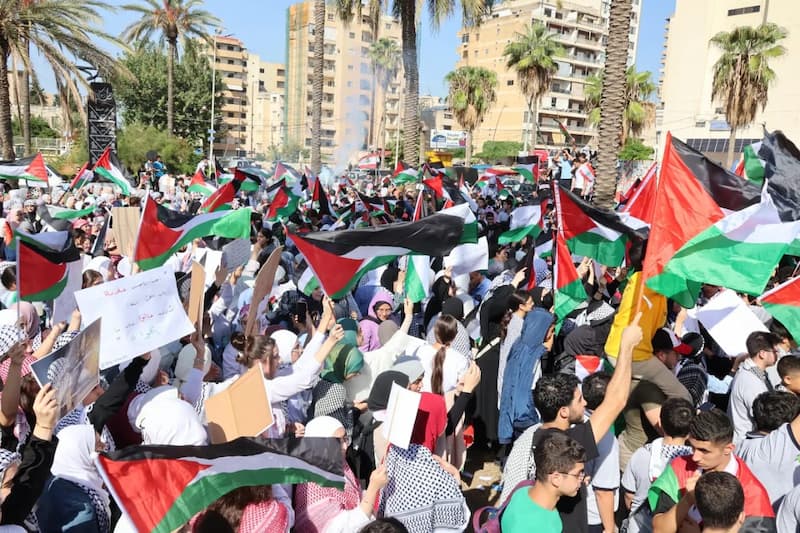 وقفة طلابية تضامنية مع غزة في ساحة الشهداء في صيدا وقفة طلابية تضامنية مع غزة في ساحة الشهداء في صيدا
