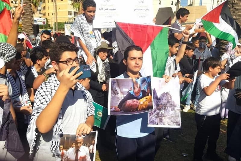 طلاب صيدا يرفعون الأعلام بدلاً من الأقلام طلاب صيدا يرفعون الأعلام بدلاً من الأقلام