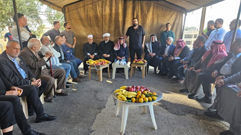 أحمد الحريري مكرماً عند العشائر العربية في خلدة: صمود غزة وأهلها يرفع الرأس أحمد الحريري مكرماً عند العشائر العربية في خلدة: صمود غزة وأهلها يرفع الرأس