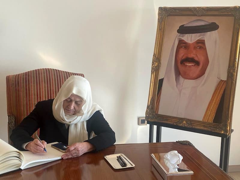 بهية الحريري ممثلةً الرئيس سعد الحريري وبإسمها قدمت التعازي بوفاة أمير الكويت بهية الحريري ممثلةً الرئيس سعد الحريري وبإسمها قدمت التعازي بوفاة أمير الكويت