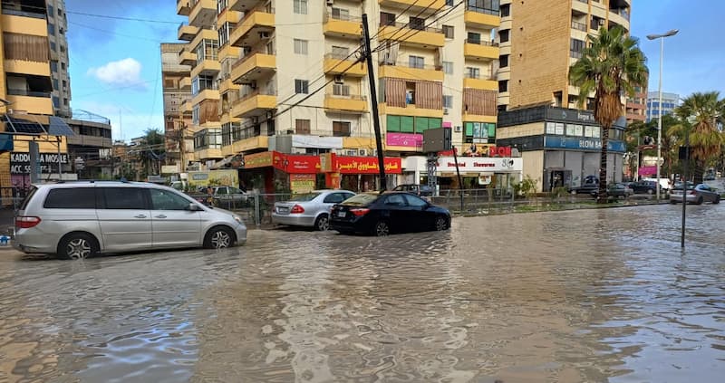 توقف حركة الملاحة في مرفأ صيدا وفرق البلدية فتحت أقنية تصريف المياه بعد انسدادها توقف حركة الملاحة في مرفأ صيدا وفرق البلدية فتحت أقنية تصريف المياه بعد انسدادها