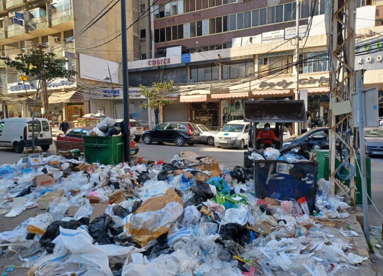 2023 ترحل أزمة نفايات صيدا الى 2024 والبلدية تستنفر الخطة "ب" لحين تلزيم شركة لرفعها... ومبادرات أهلية تخفف من حدة الازمة ولا تنهيها!! 2023 ترحل أزمة نفايات صيدا الى 2024 والبلدية تستنفر الخطة "ب" لحين تلزيم شركة لرفعها... ومبادرات أهلية تخفف من حدة الازمة ولا تنهيها!!
