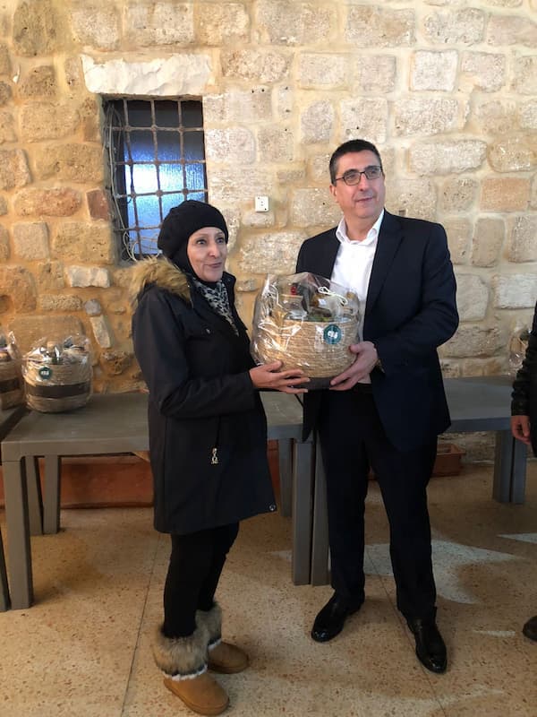 تكريم السيدة فاتن الرواس من قِبل وزير الشؤون الاجتماعية الدكتور هكتور الحجار تكريم السيدة فاتن الرواس من قِبل وزير الشؤون الاجتماعية الدكتور هكتور الحجار