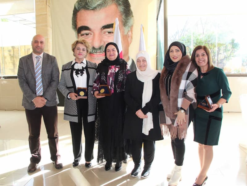 بهية الحريري منحت "ميدالية مؤسسة الحريري للعطاء المستمر" لثلاث معلمات من "مدرسة صيدا المتوسطة المختلطة الرسمية" بهية الحريري منحت "ميدالية مؤسسة الحريري للعطاء المستمر" لثلاث معلمات من "مدرسة صيدا المتوسطة المختلطة الرسمية"