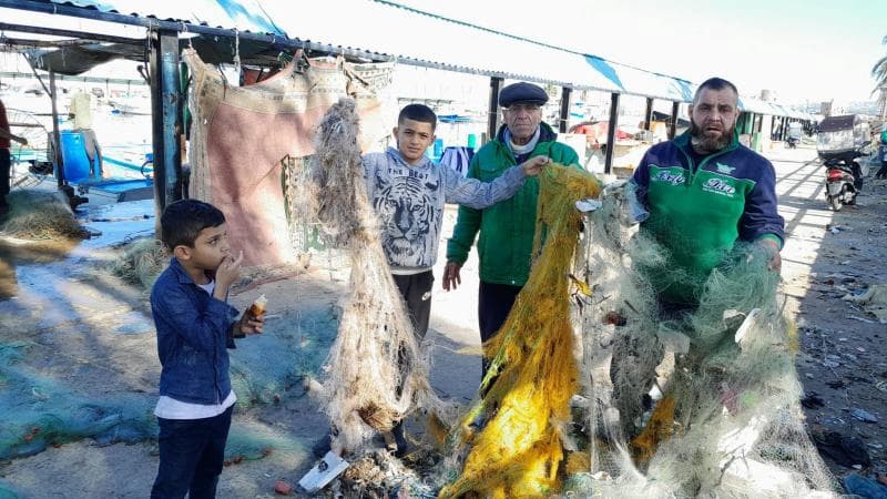 نفايات تُتلف شباك صيادي صيدا .. ولا من يعوض! نفايات تُتلف شباك صيادي صيدا .. ولا من يعوض!