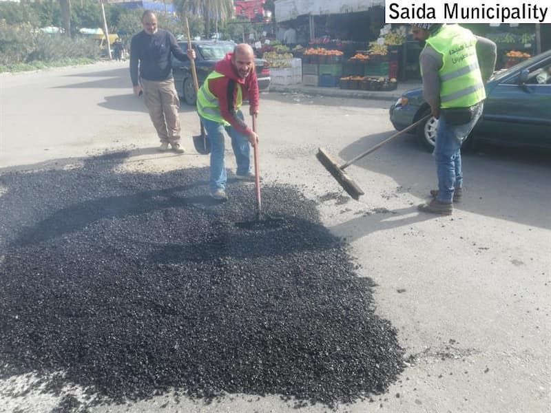 د. بديع: بلدية صيدا باشرت حملة تزفيت الحفر الكبيرة في الشوارع والأحياء د. بديع: بلدية صيدا باشرت حملة تزفيت الحفر الكبيرة في الشوارع والأحياء