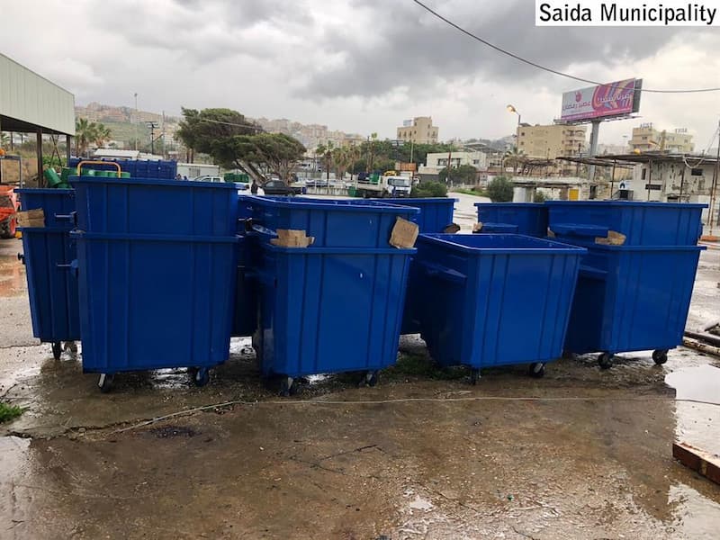رجب الجبيلي يدعم بلدية صيدا بـ 130 حاوية جديدة للنفايات رجب الجبيلي يدعم بلدية صيدا بـ 130 حاوية جديدة للنفايات