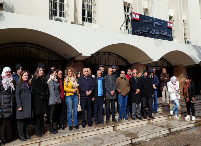 وقفة احتجاج لموظفي الإدارة العامة جنوباً .. لورا السن: أهكذا تعامل الدولة أولادها! وقفة احتجاج لموظفي الإدارة العامة جنوباً .. لورا السن: أهكذا تعامل الدولة أولادها!