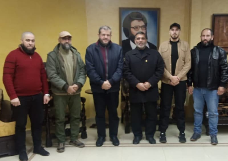 مسؤول قطاع صيدا في "حزب الله" عرض مع وفد "حماس" أوضاع المخيمات مسؤول قطاع صيدا في "حزب الله" عرض مع وفد "حماس" أوضاع المخيمات
