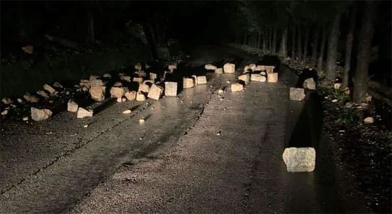انهيار حائط دعم ليلا عند مدخل جزين انهيار حائط دعم ليلا عند مدخل جزين
