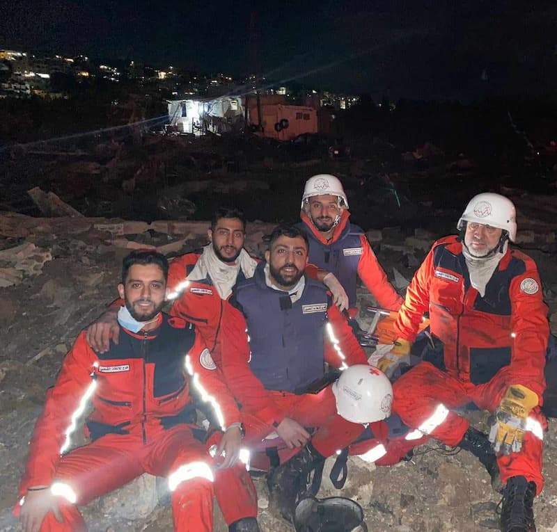 فوج الإنقاذ الشعبي يشارك في عملية الإجلاء والمسح الميداني اثر الغارة على الغازية فوج الإنقاذ الشعبي يشارك في عملية الإجلاء والمسح الميداني اثر الغارة على الغازية