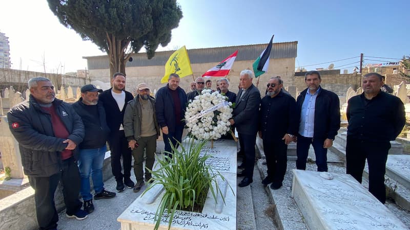 وفد من حزب الله يضع إكليلاً من الزهر على ضريح معروف سعد في الذكرى 49 لاستشهاده وفد من حزب الله يضع إكليلاً من الزهر على ضريح معروف سعد في الذكرى 49 لاستشهاده