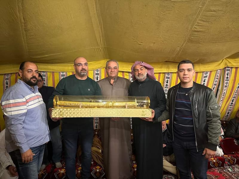 السيد محمد الرويساتي يهدي السيف العربي لشيخ عشيرة آل عويد سيف في السعودية السيد محمد الرويساتي يهدي السيف العربي لشيخ عشيرة آل عويد سيف في السعودية