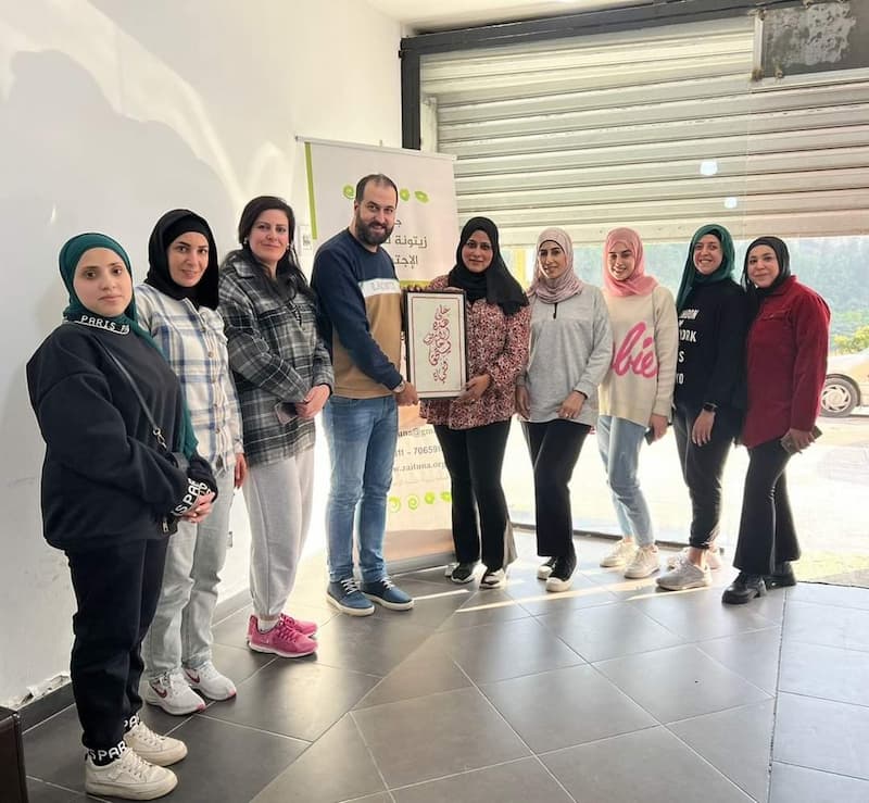 زيتونة تنهي الدورات التدريبية بتكريم المدرب الأستاذ معتوق زيتونة تنهي الدورات التدريبية بتكريم المدرب الأستاذ معتوق