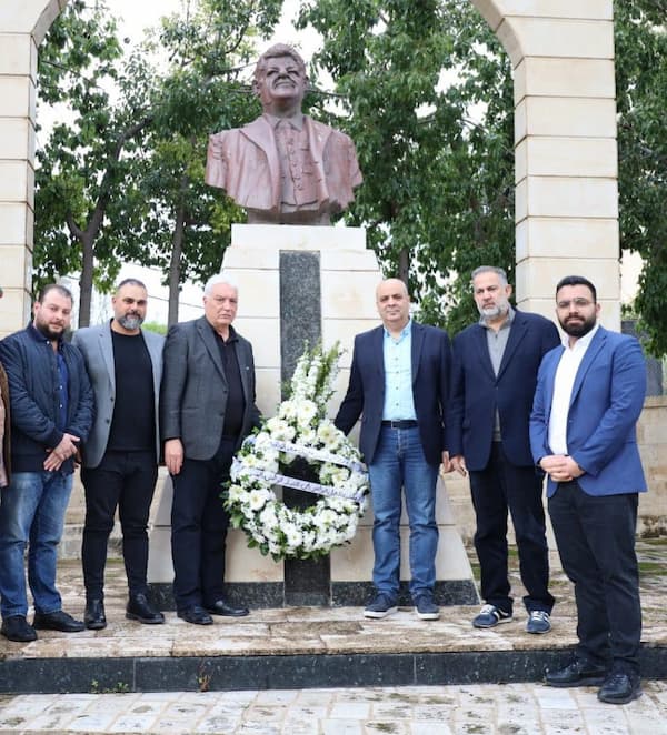 وفد من مكتب نائب رئيس التيار الوطني الحر للعمل الوطني يضع إكليل ورد على تمثال معروف سعد وفد من مكتب نائب رئيس التيار الوطني الحر للعمل الوطني يضع إكليل ورد على تمثال معروف سعد