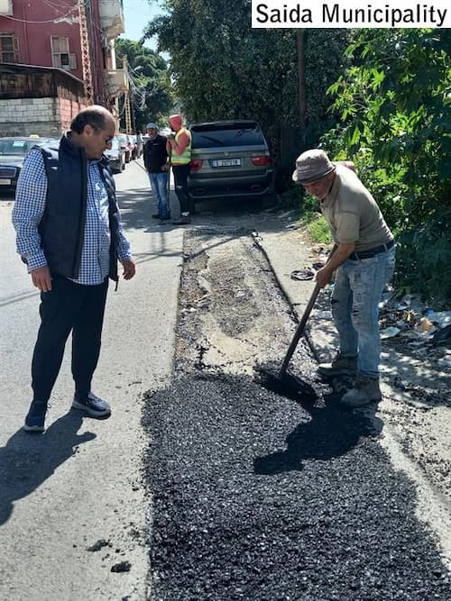 بدء تزفيت الحفر الكبيرة في شوارع صيدا والجوار بدء تزفيت الحفر الكبيرة في شوارع صيدا والجوار